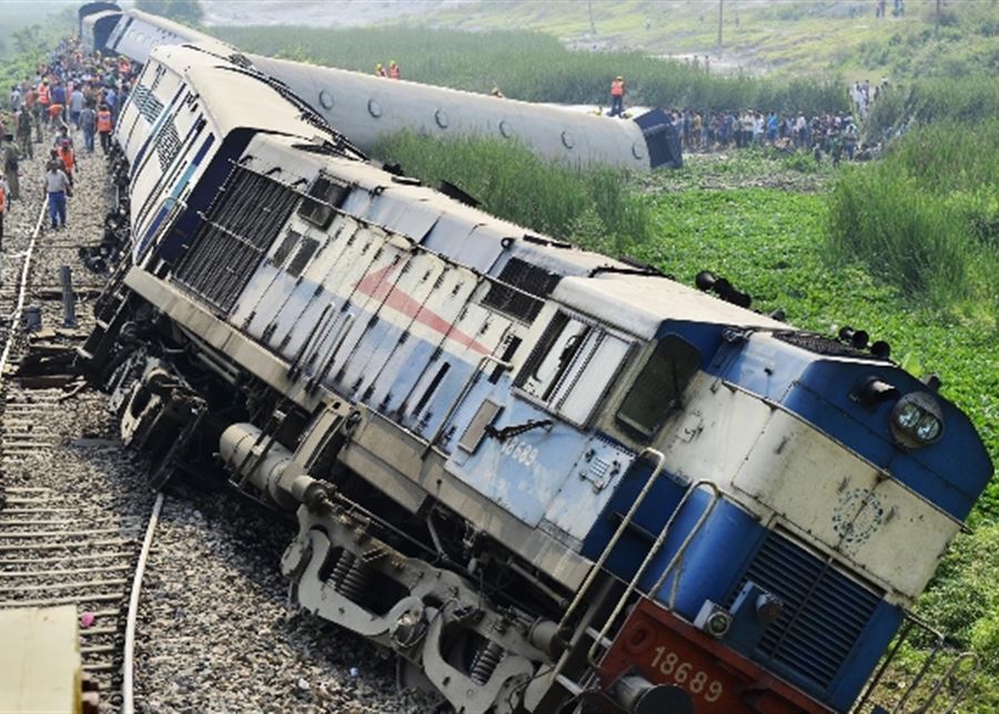 132جريحا على الأقل في حادث قطار في الهند وتوقعات بسقوط عشرات القتلى