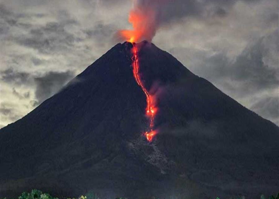 بركان ثائر في إندونيسيا يهجر سكان جزيرة بأكملها